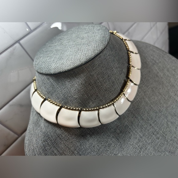 Vintage Butler Signed White Enamel & Gold Necklace - Bold Look - Picture 3 of 9